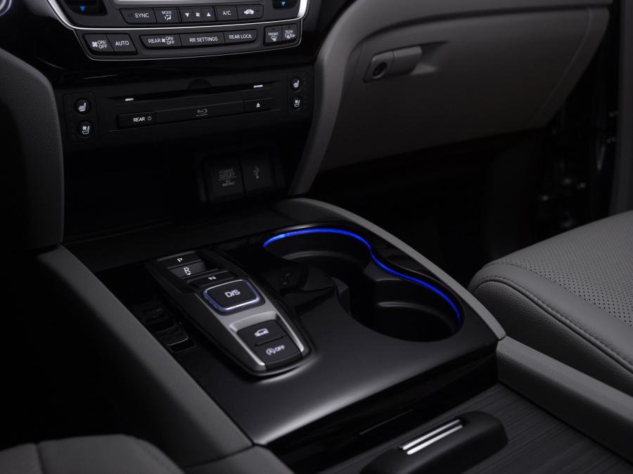 Детали интерьера Honda Pilot 2015 года  (фото 87 из 107)